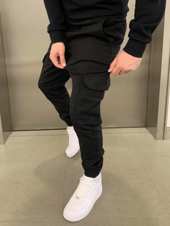 Jogger cargo homme ajusté avec poches multiples, idéal pour un look pratique et une mode masculine tendance.