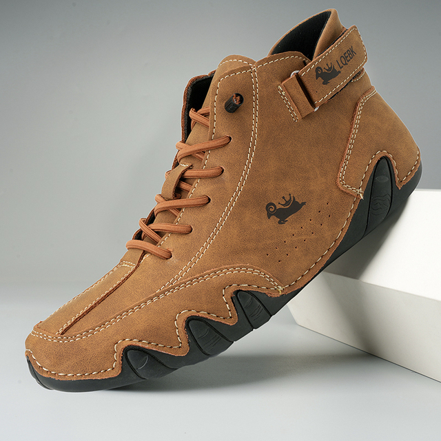 Design élégant pour ces chaussures orthopédiques en cuir, confortables et durables pour le quotidien.