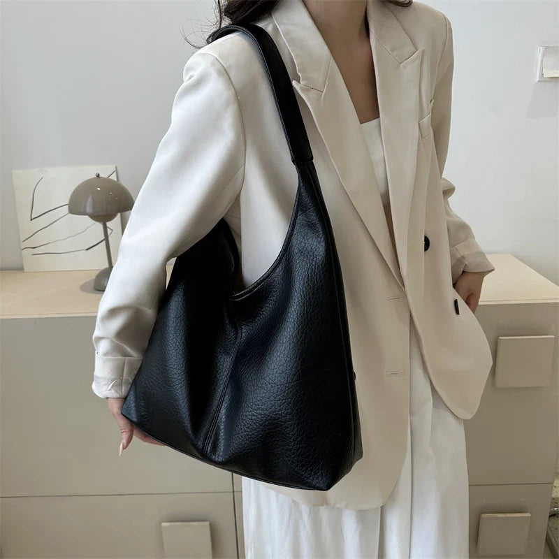 Sac à main hobo chic pour femme en cuir vieilli, accessoire tendance marron.
