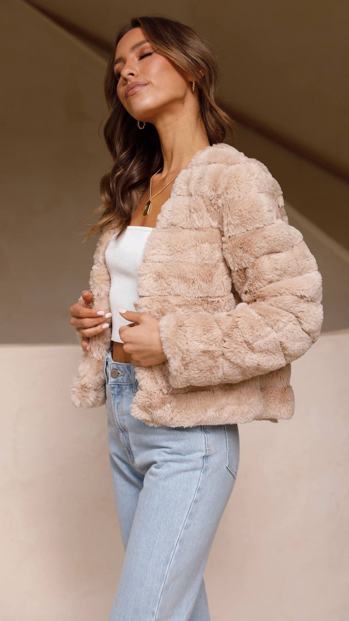Veste courte élégante pour femme, parfaite pour l'hiver et l'automne, alliant chic et confort.