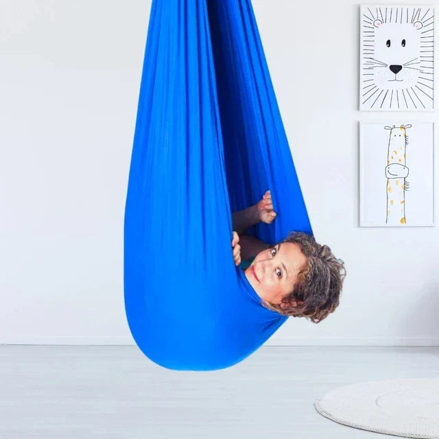 Balançoire hamac enfant bleue, design moderne, facile à suspendre, pour détente et amusement.