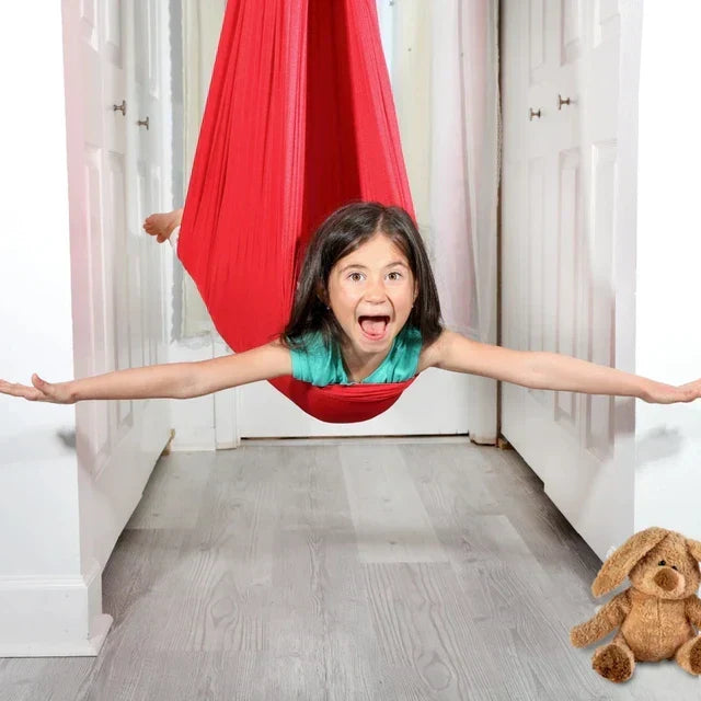 Hamac suspendu douillet pour enfant, idéal pour relaxation et jeu, utilisable en intérieur ou au jardin.