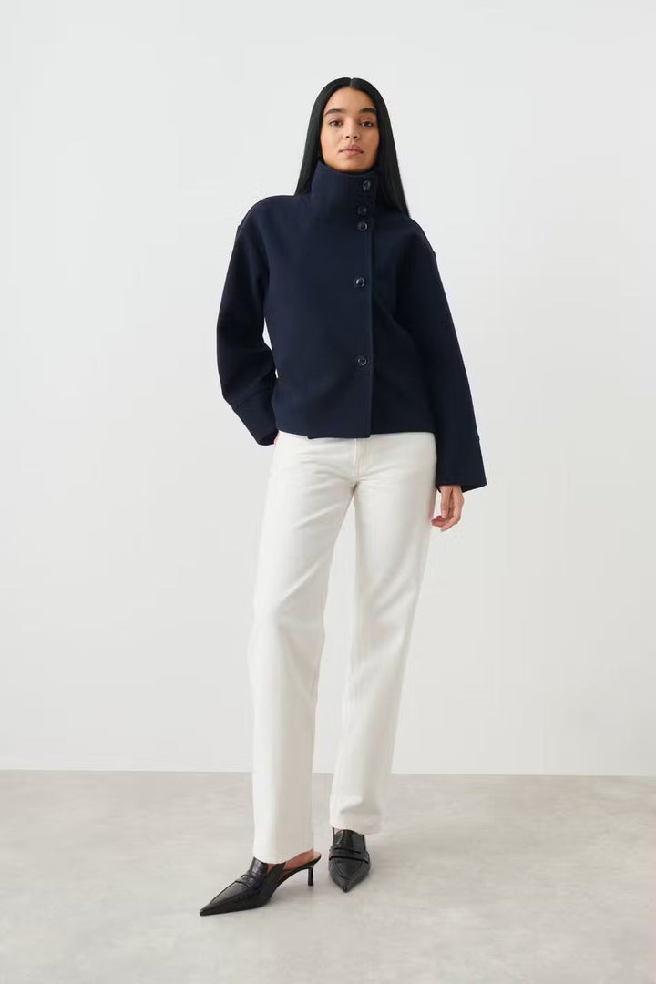Veste automne femme chic, boutonnage asymétrique. Élégante et moderne pour un look professionnel.