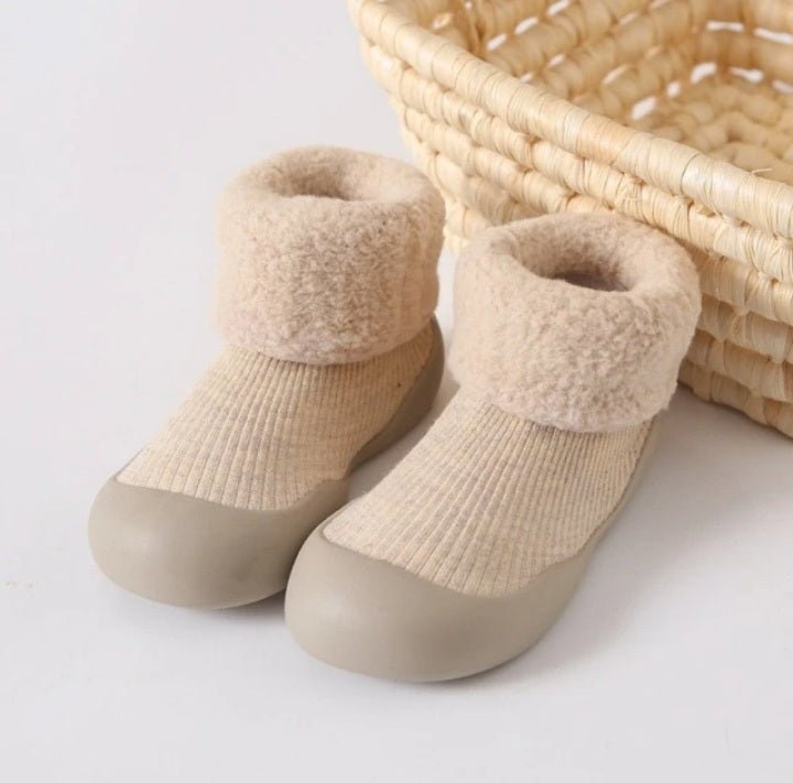Chaussons bébé chauds et doux en polaire pour l'hiver, semelle souple antidérapante idéale premiers pas.