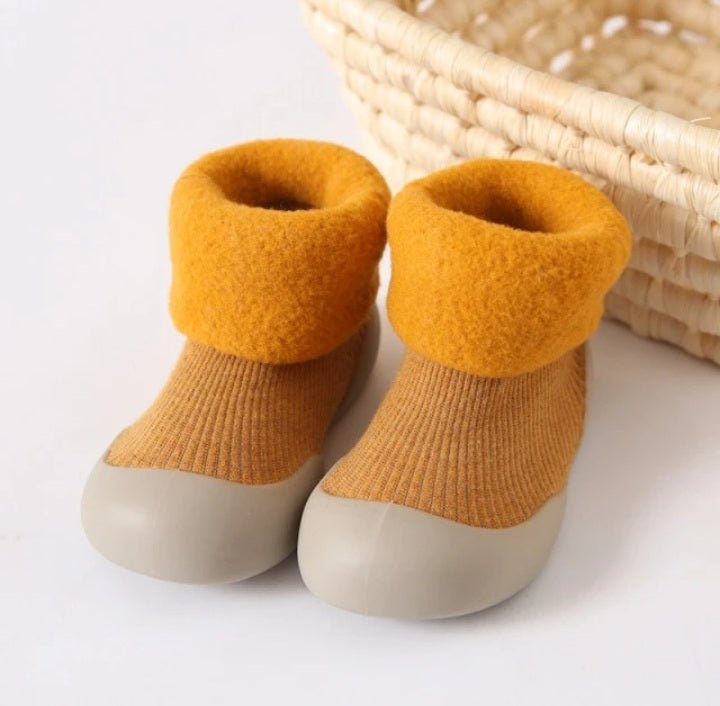 Bottillons chauds en coton polaire pour bébés, confortables pour l'hiver. Semelle souple antidérapante.