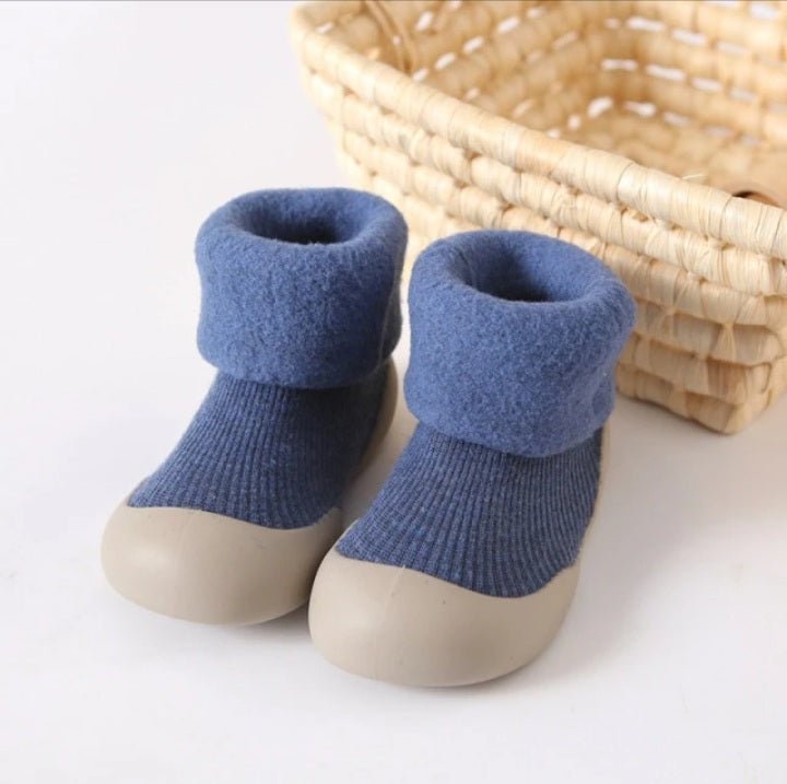 Chaussures bébés chaudes à semelle souple antidérapante. Parfaites pour le confort des pieds en hiver.