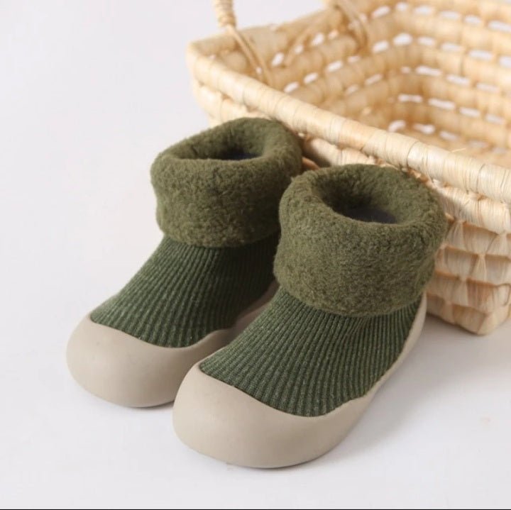 Chaussures premiers pas en coton polaire, semelle souple antidérapante. Idéales pour bébés et tout-petits.