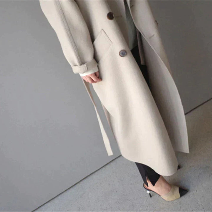 Gros plan sur le col et la texture douce du manteau femme Isabelle, chaud et confortable.