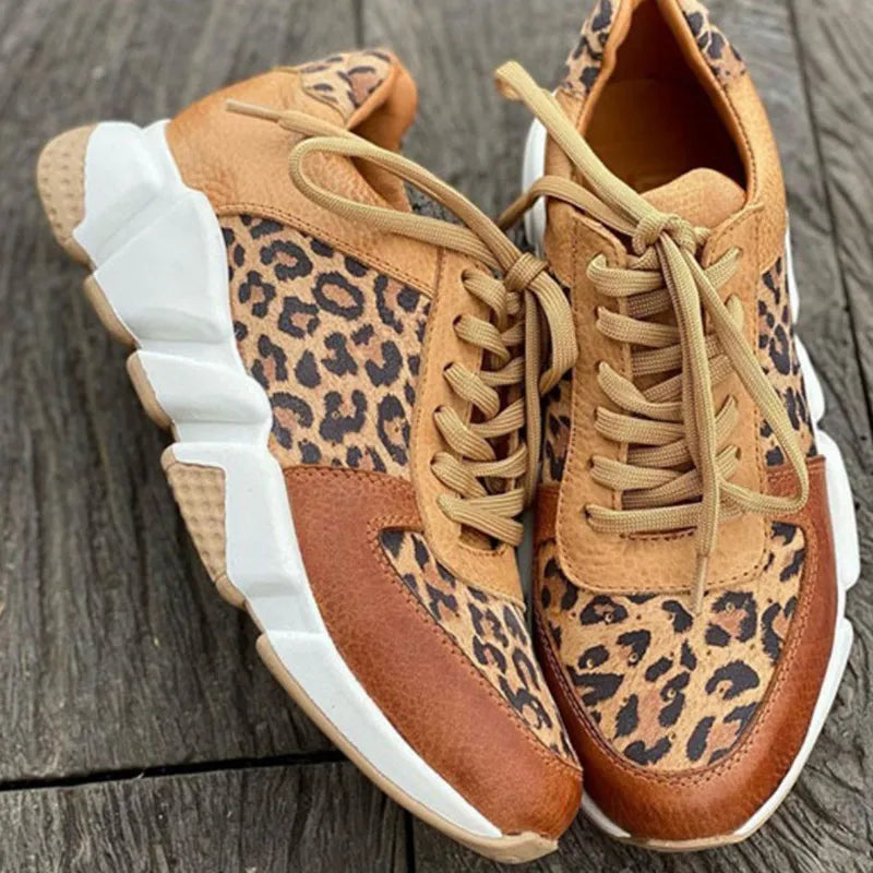 Détail chaussures léopard pour femmes avec imprimé animal. Tissu doux et semelle souple pour confort optimal.