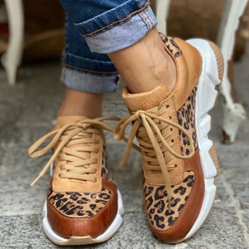 Vue complète des chaussures léopard confortables pour femmes. Style casual élégant pour le quotidien.