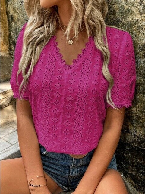 Blouse femme à col V, manches courtes, coupe élégante, idéale pour un style décontracté ou habillé.