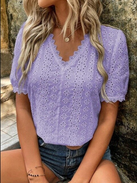 Haut femme élégant à manches courtes et col V, essentiel pour une tenue mode féminine polyvalente.