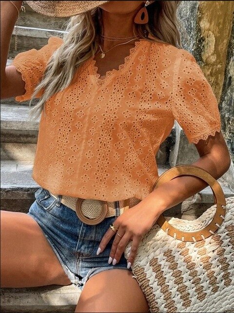 Top femme polyvalent à col V et manches courtes, look chic pour la mode féminine du printemps à l'été.
