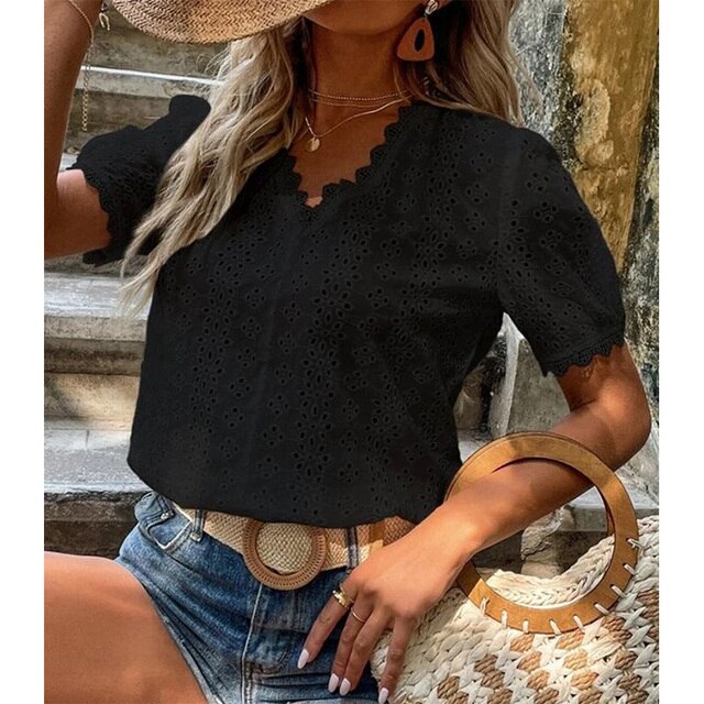 Blouse femme chic à col V, idéale pour un look décontracté ou superposé, tenue mode féminine.