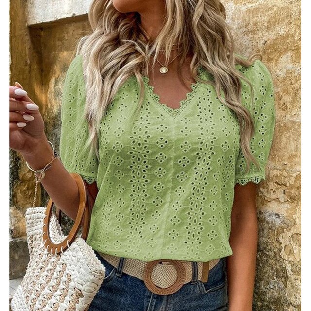Haut femme élégant à col V et manches courtes, parfait pour printemps/été, style chic et polyvalent.
