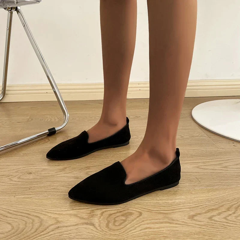 Élégants mocassins bout pointu noirs pour femmes, style slip-on, alliant confort et sophistication décontractée.