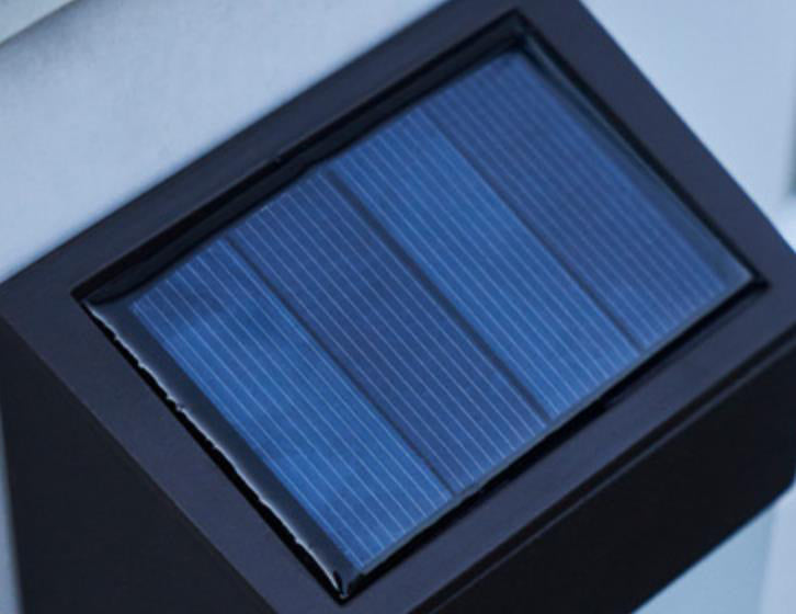 Applique murale solaire style industriel en verre pour éclairer votre façade. LED sans fil, pratique.