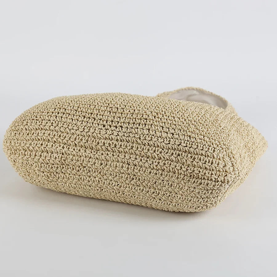 Sac cabas en paille naturelle pour femme, parfait comme sac de plage ou sac d'été. Look chic et tendance.