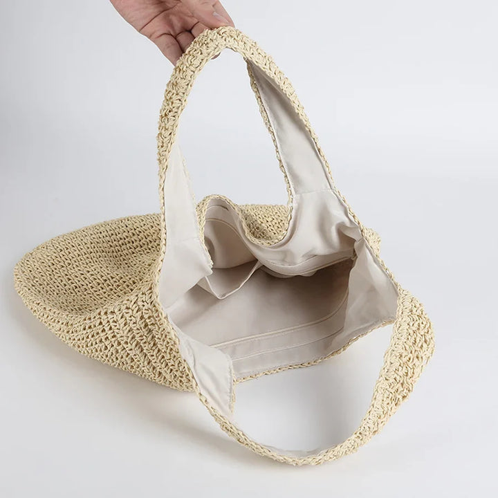 Sac de plage en paille tressée pour femme. Un accessoire indispensable pour l'été, les vacances et la mode chic.