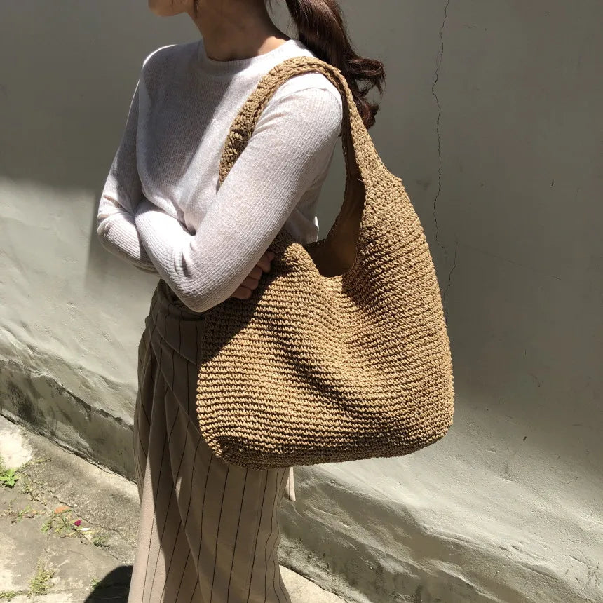 Sac à main de plage en paille pour femme, un cabas grand et chic pour l'été. Tote bag d'été, vacances.