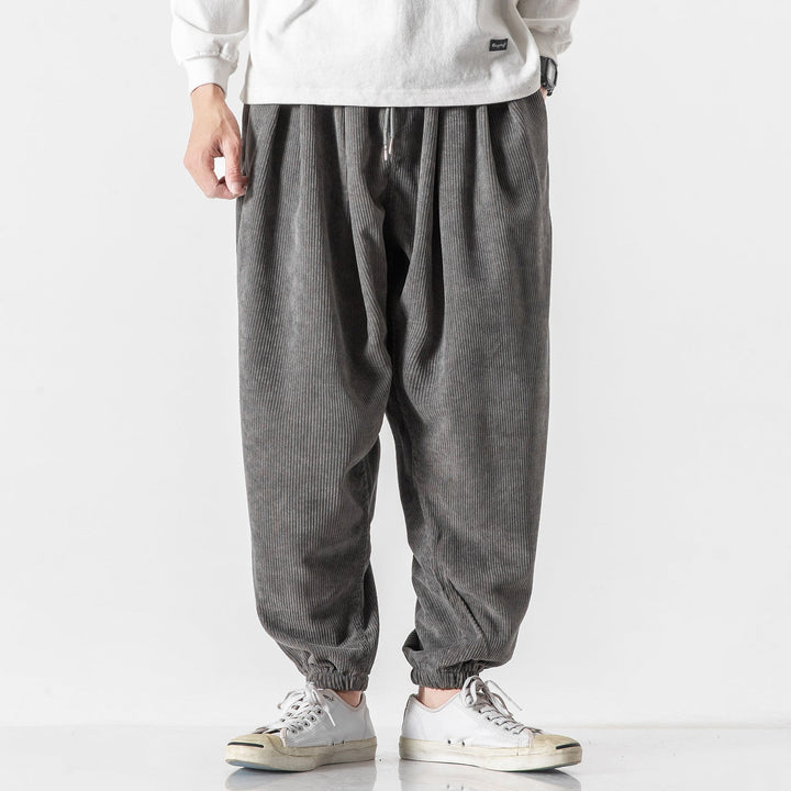 Pantalon large homme décontracté moderne, confort urbain polyvalent. Idéal automne/hiver.