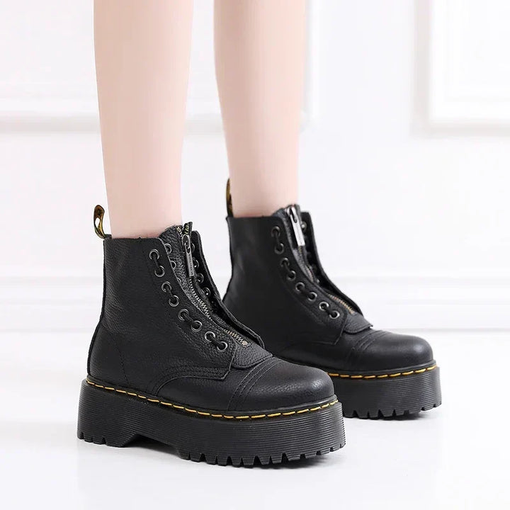 Bottes noires élégantes pour femmes, idéales automne/hiver. Confortables et intemporelles pour un style chic.