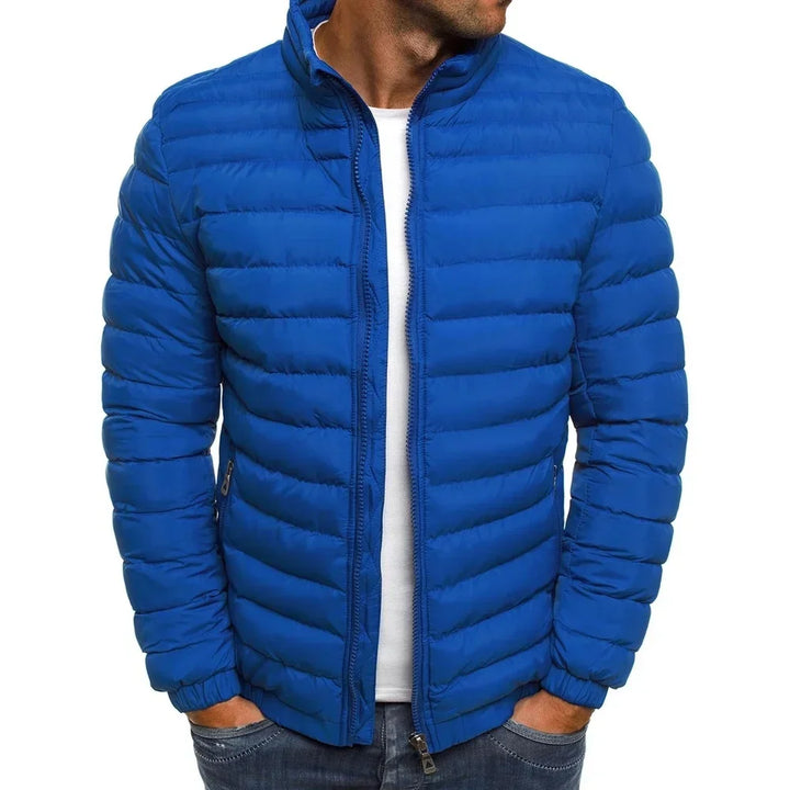 Veste homme matelassée élégante, parfaite pour un look casual de mi-saison. Mode masculine polyvalente.