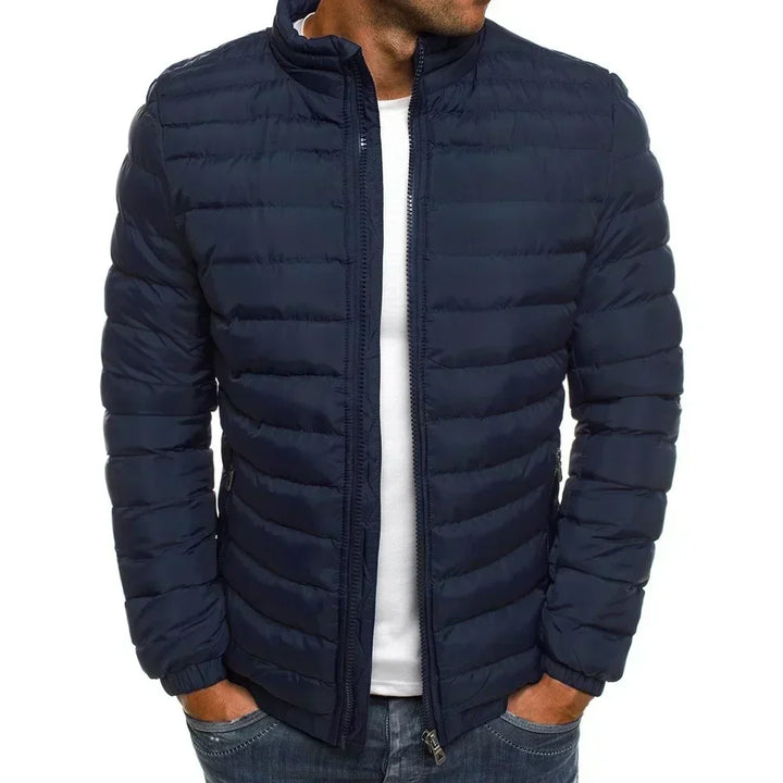 Veste homme matelassée polyvalente, légère et chaude, un essentiel de la mode masculine mi-saison.