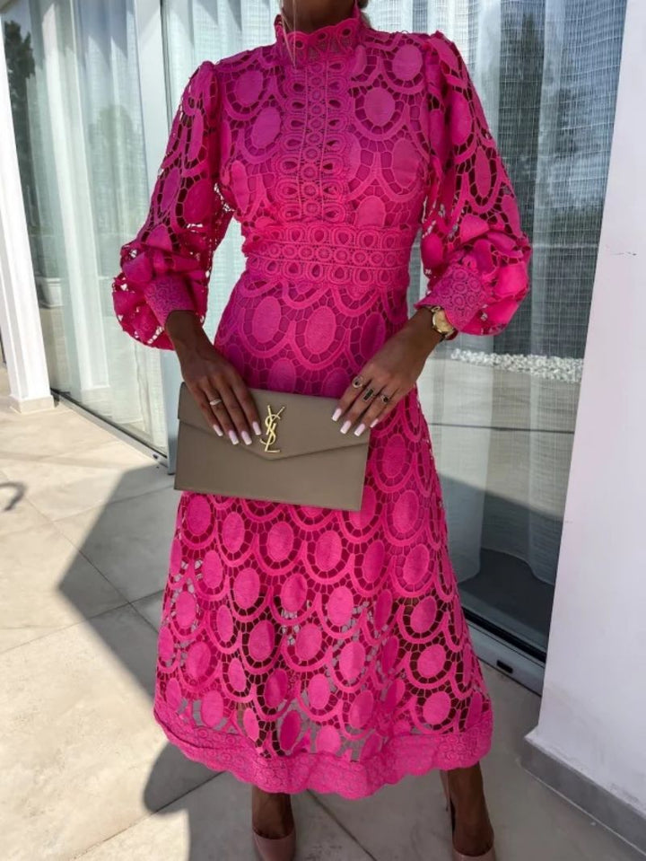 Robe de cocktail élégante pour femme, style féminin, manches longues, idéale pour mariage et gala.
