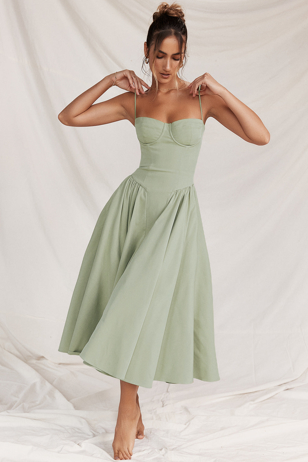 Robe midi femme élégante à corset structuré et bretelles réglables, parfaite pour une soirée chic.