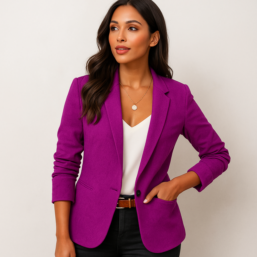 Blazer femme ajusté noir, idéal pour un look élégant et moderne au bureau. Chic et polyvalent.
