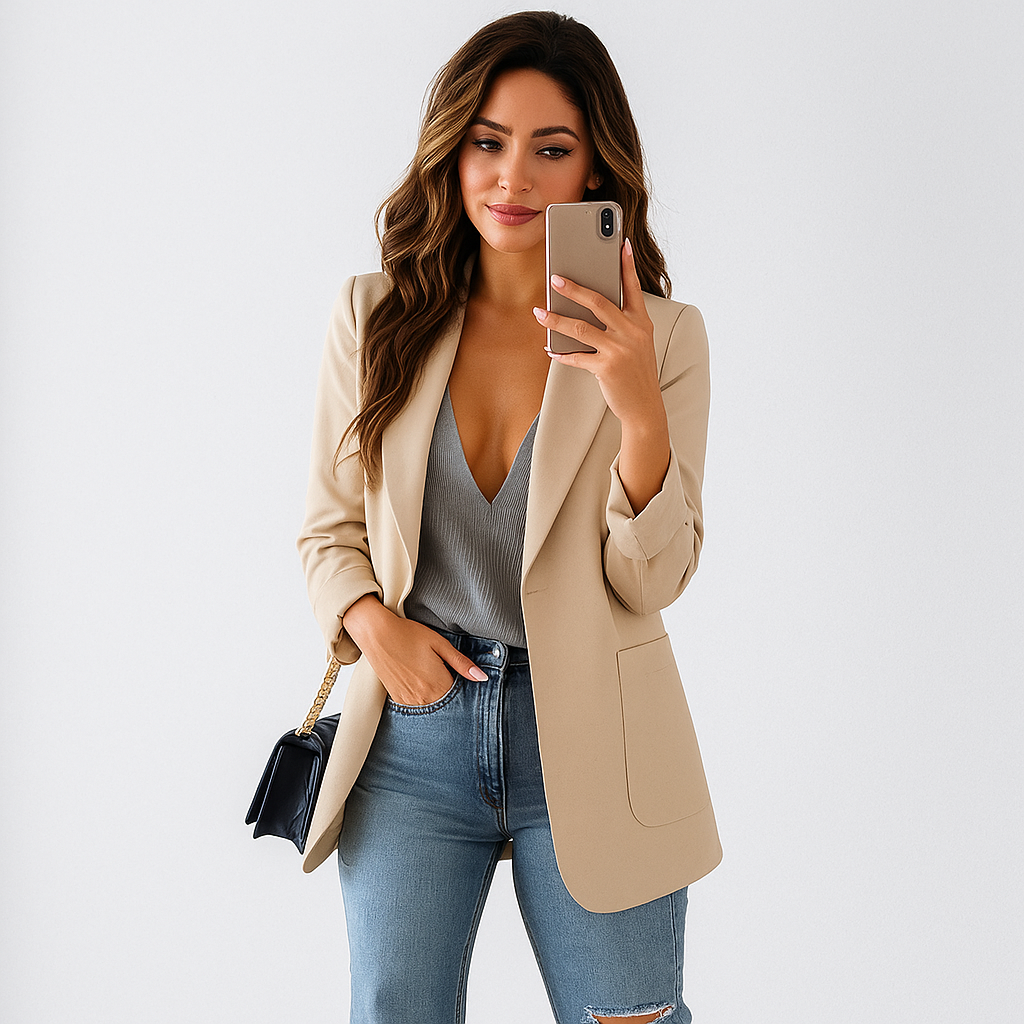 Blazer droit moderne pour femme. Idéal tenue décontractée chic ou look bureau tendance. Vêtement polyvalent.