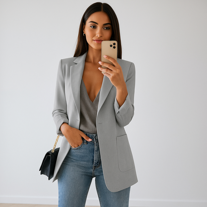 Blazer droit élégant femme, parfait pour look professionnel ou décontracté chic. Veste mode féminine printemps.