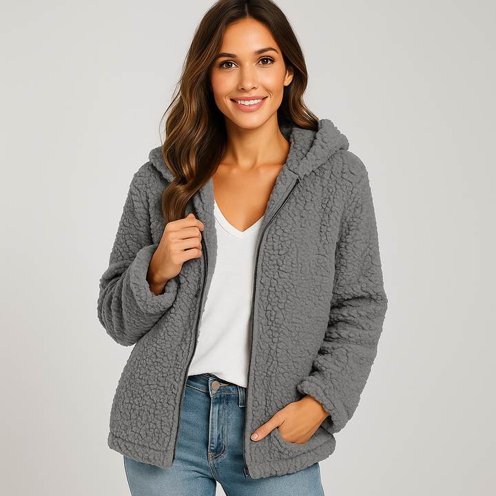 Femme portant une veste polaire Yverine à capuche. Confort et chaleur pour une promenade hivernale en ville.
