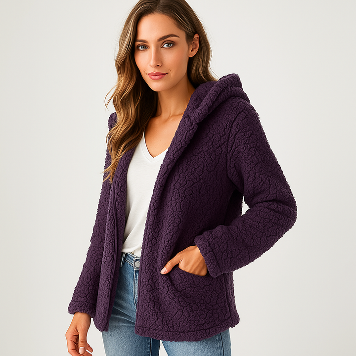 Veste à capuche femme Yverine en polaire chaude. Protection optimale contre le froid d'hiver et d'automne.