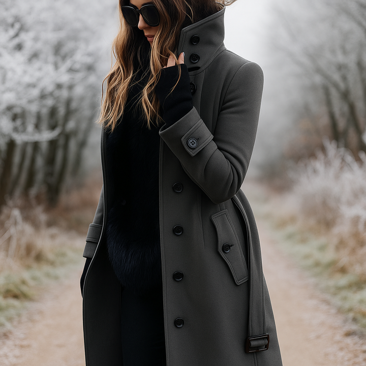 Manteau élégant femme, col montant et double boutonnage. Veste chic pour saison froide, style habillé et mode féminine.
