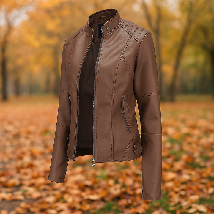 Veste motard femme noire en cuir synthétique, coupe ajustée. Idéale pour un look biker tendance automne/printemps.