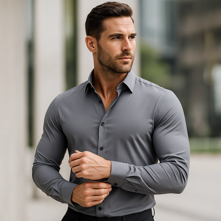 Chemise homme polyvalente, chic pour le bureau ou la soirée. Design cintrée et moderne.