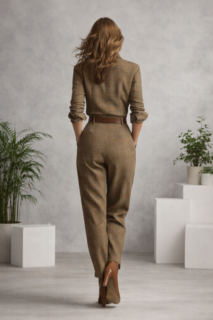 Mode femme: combinaison Céleste cintrée marron, alliant élégance et confort moderne.