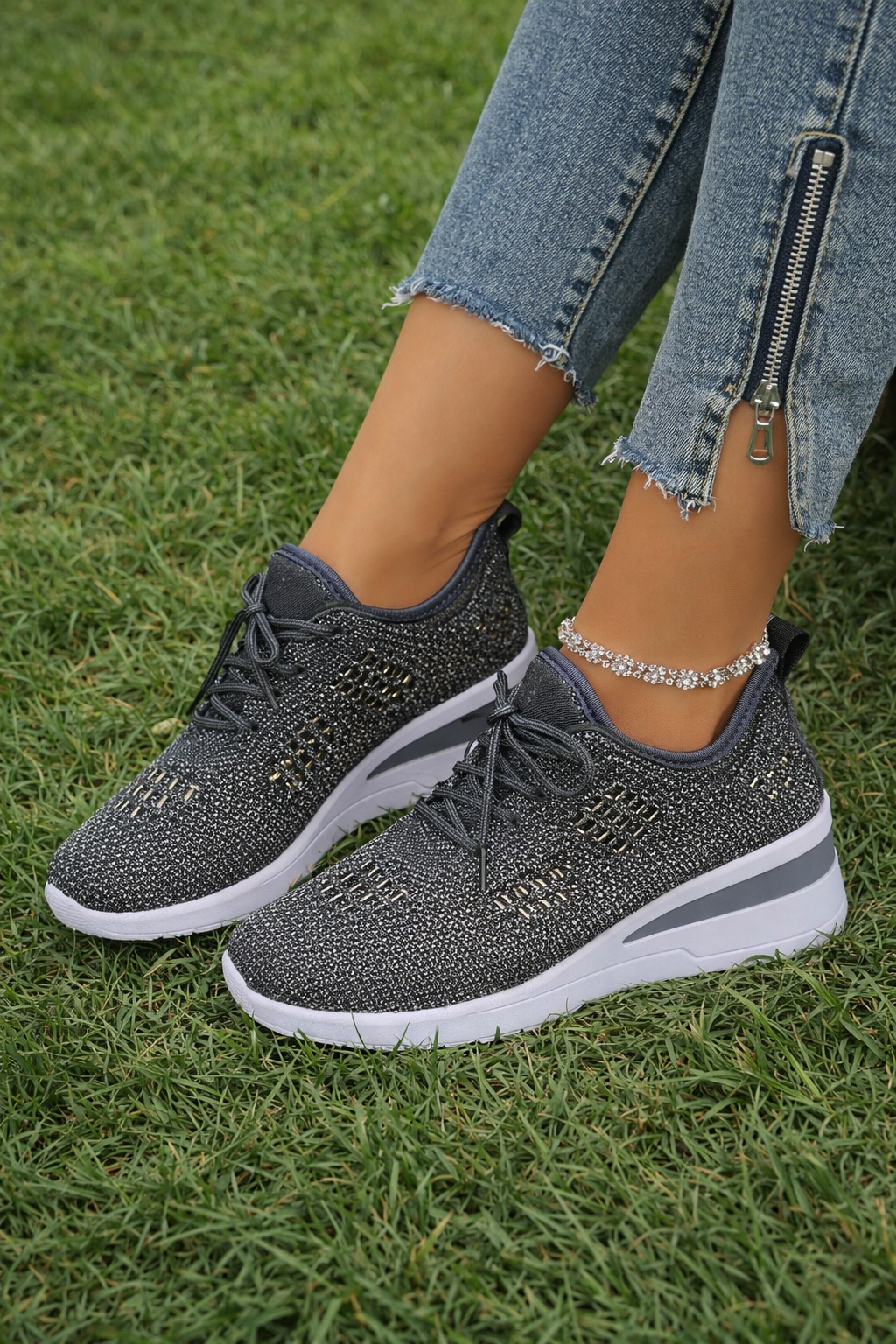 Baskets orthopédiques Elva: légères, avec strass, offrant soutien et confort pour les femmes.