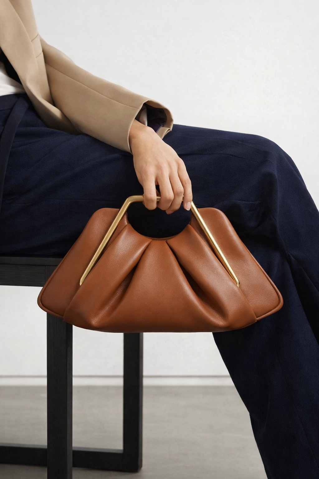 Pochette de luxe La Courbe pour femme, cuir/microfibre, design origami élégant, parfaite pour soirée chic.
