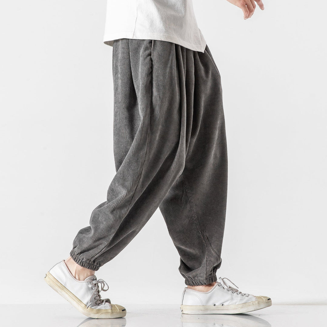 Pantalon homme vert décontracté, coupe large, parfait pour un style urbain moderne et polyvalent.