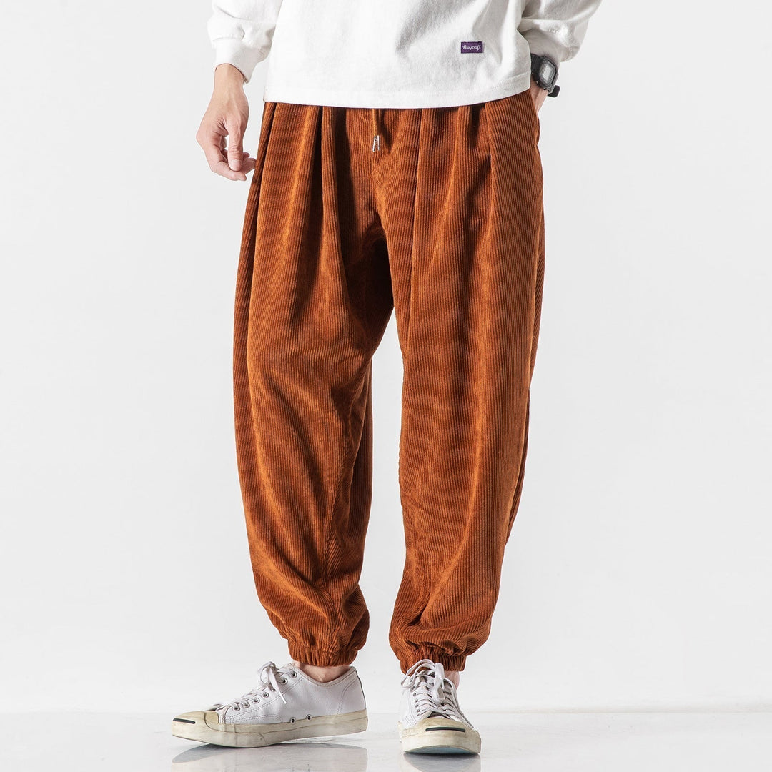 Pantalon large homme, style urbain moderne et décontracté, parfait pour un look hivernal chic.