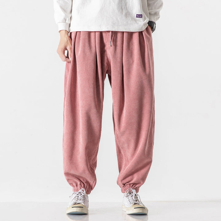 Pantalon homme large polyvalent, décontracté moderne, parfait pour le confort et le style urbain.