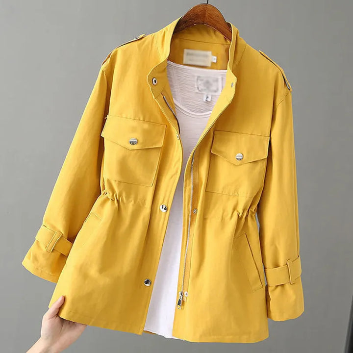 Trench femme élégant et ajusté, idéal pour un look chic en ville au printemps ou à l'automne.