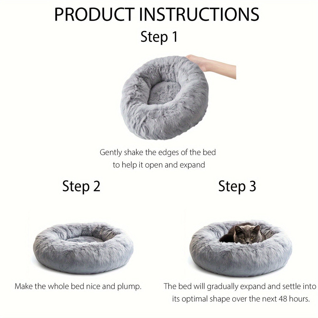 Gros plan sur la douce fausse fourrure grise du lit cocooning pour animaux de compagnie.
