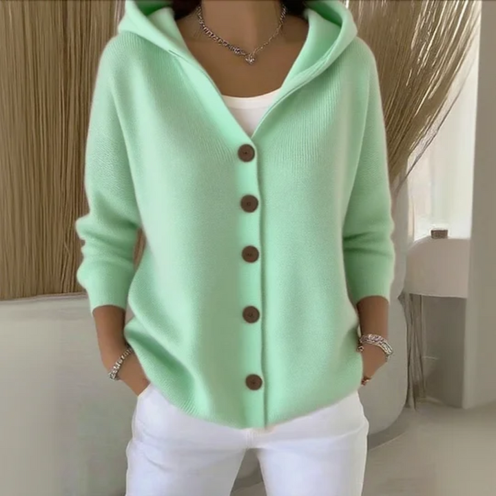 Cardigan femme à capuche Cataleya jaune, complétant une tenue décontractée. Style automnal élégant et confort au quotidien.