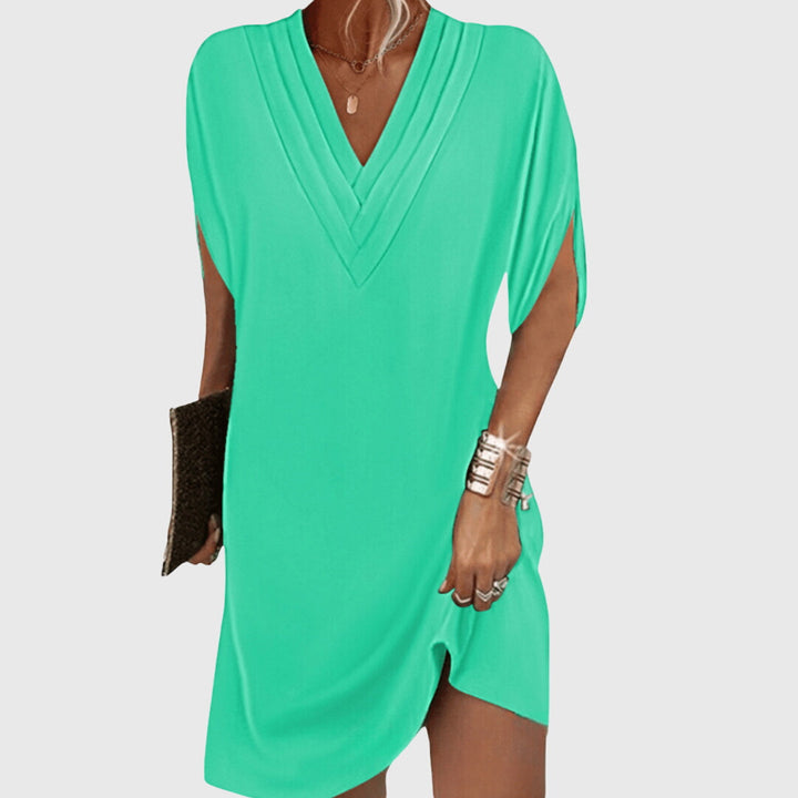 Robe fluide élégante pour femmes, avec son décolleté en V et sa coupe flatteuse pour une mode chic et moderne.
