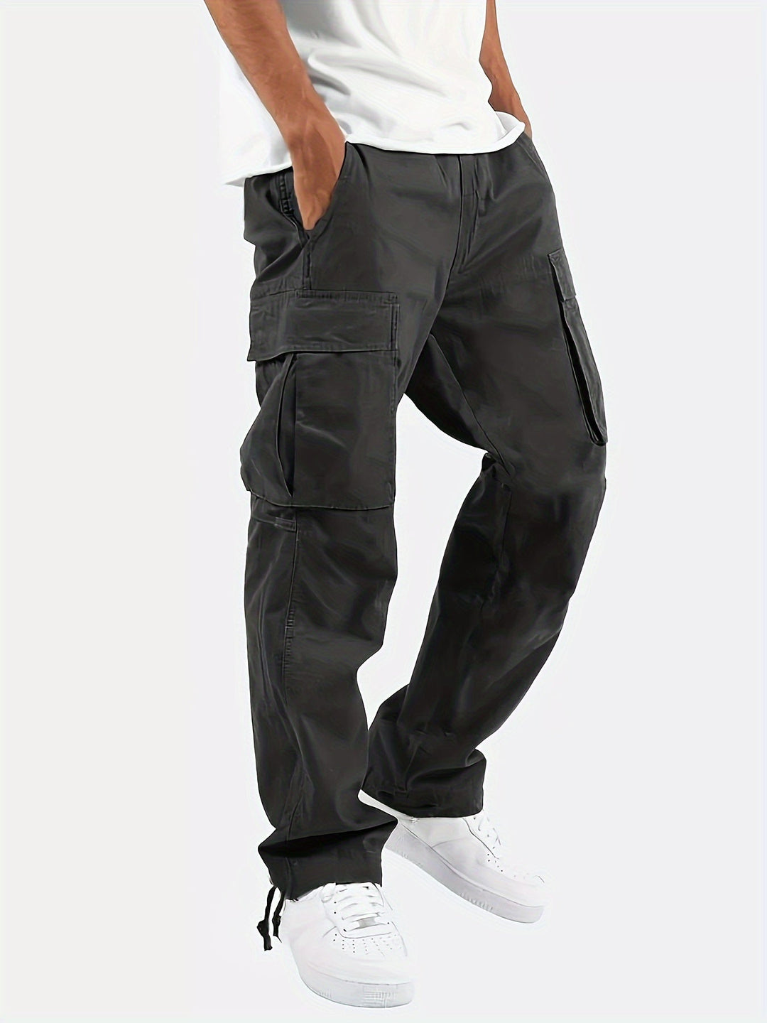 Pantalon cargo homme décontracté gris, poches spacieuses, style moderne urbain.