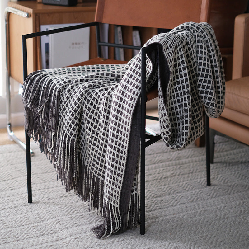 Plaid tricoté à grosses mailles avec franges, doux et décoratif, parfait pour un style moderne et confortable.
